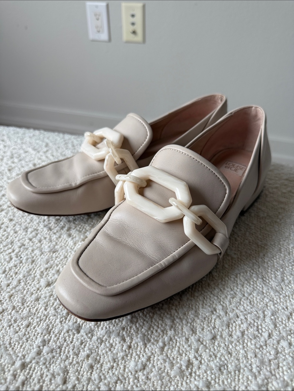 Louise et Cie Emlen leather loafers in Cream with Chain-Accent - Size 8
